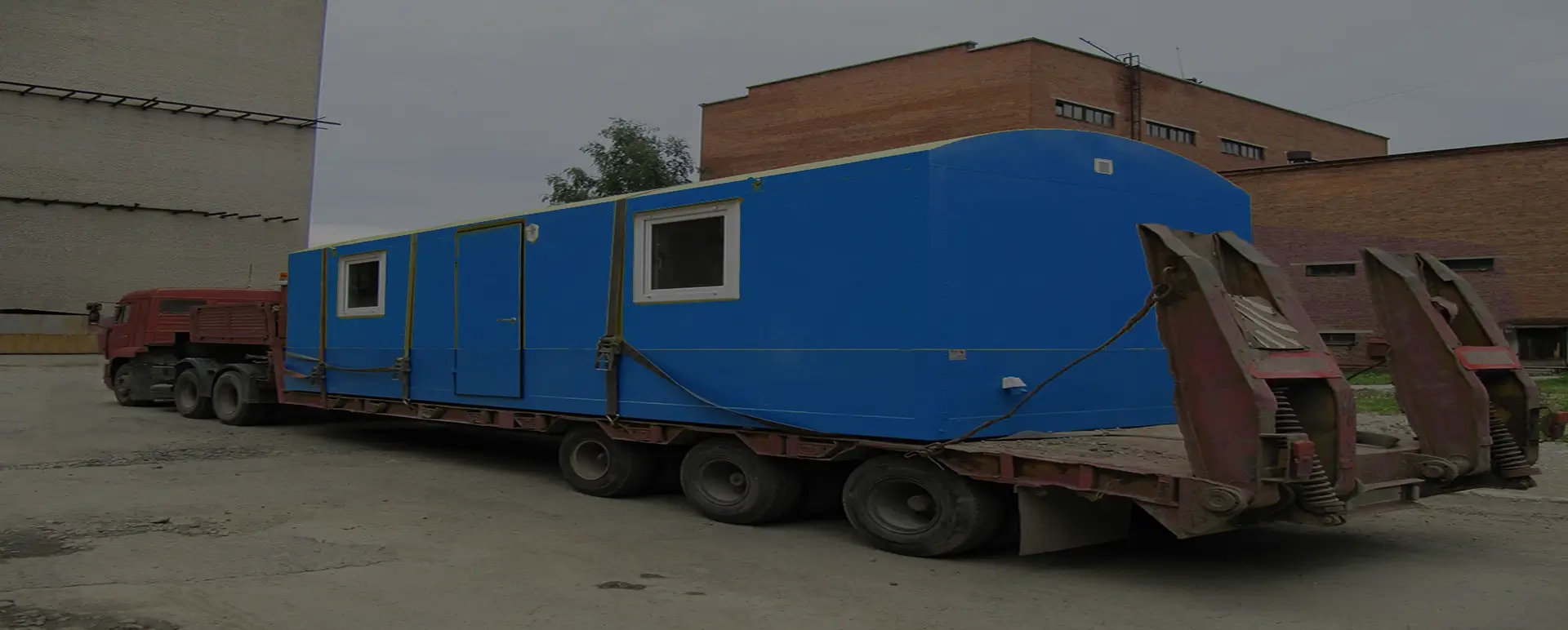 Заказать безопасную и качественную перевозку вагон домов и блок комнат по России из Атажукино специализированными низкорамными тралами
